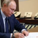 Путин поручил провести экспертизы учебников для бакалавриата — РИА Новости, 08.10.2021