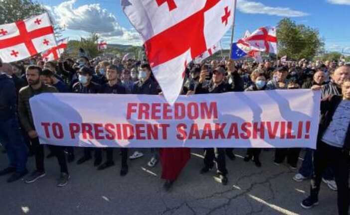 Сторонники Саакашвили собрались у тюрьмы в Рустави — РИА Новости, 08.10.2021