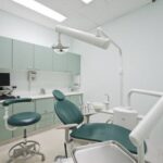 Раненный пациентом стоматолог из московской клиники устанавливал некачественные имплантаты